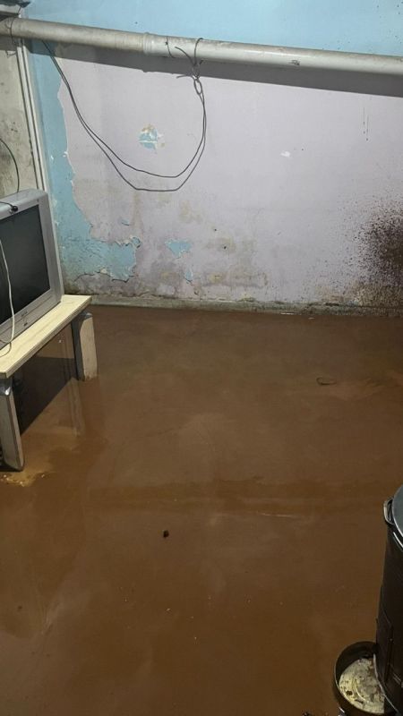 Öğretmen Lojmanında Çamur Temizliği