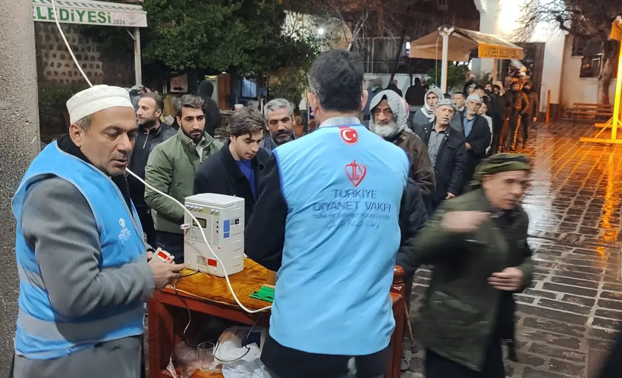 Siverek’te Kutsal Buluşma: Sakal-ı Şerif’in Manevi Işığı Ulu Camii’den Yükseldi