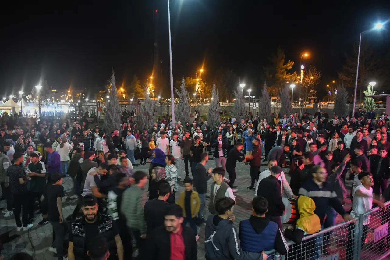 Siverek’te Ramazan Sokağı'nda Sıra Gecesi Coşkusu