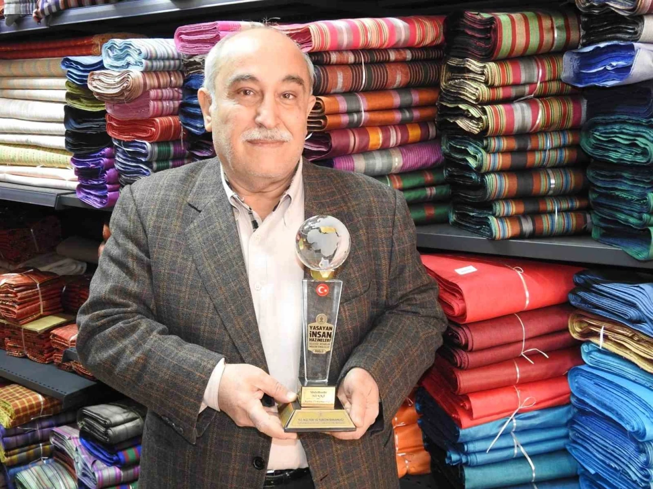 Kutnu Kumaşı Ustası "Yaşayan İnsan Hazineleri Ödülü" Almanın Gururunu Yaşıyor
