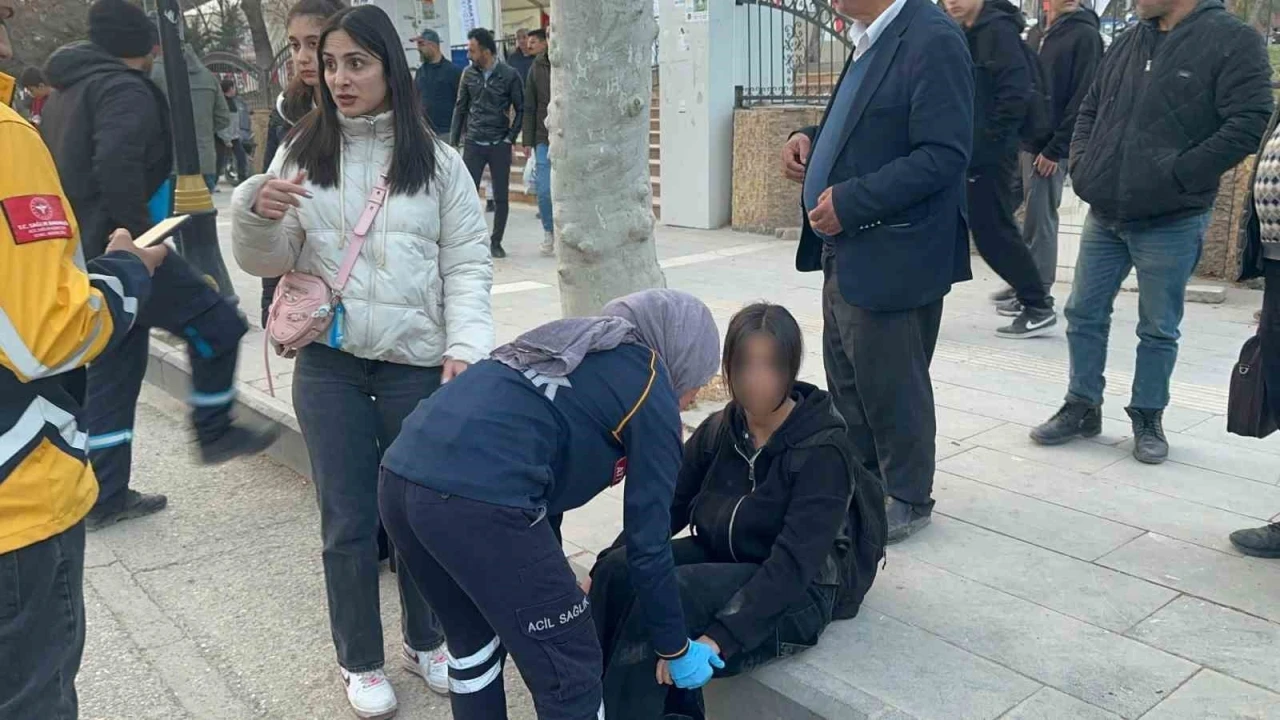 Motosiklet, Otomobile Çarptıktan Sonra Durakta Bekleyen Çocuğa Çarptı: 1 Yaralı