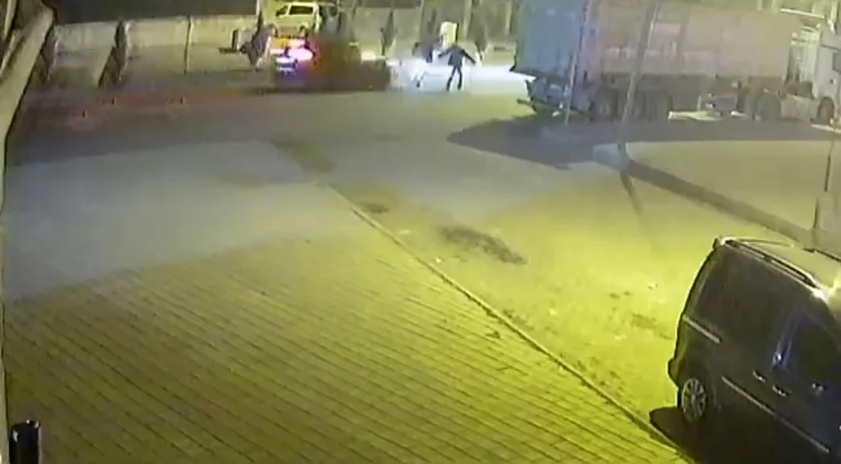 Otomobilin Yayalara Çarptığı Kaza Kamerada