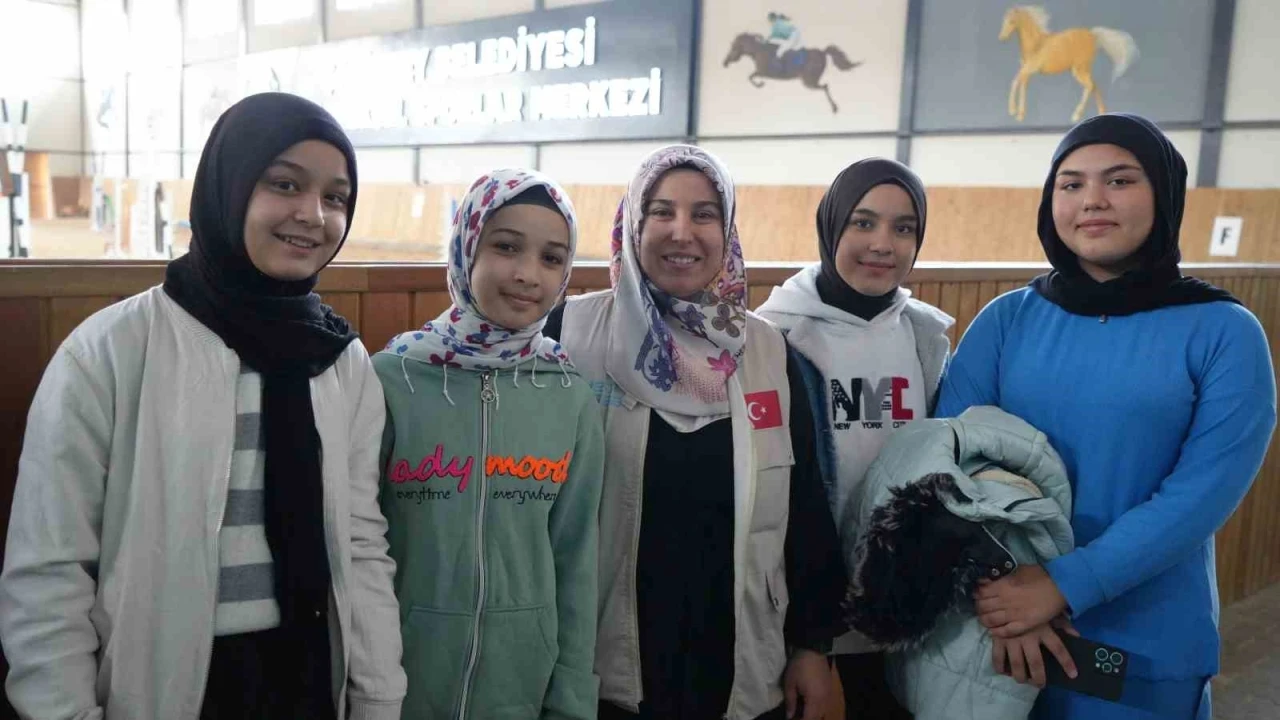 Yedi Başak İnsani Yardım Derneği’nden Yetim Çocuklara At Binme Etkinliği