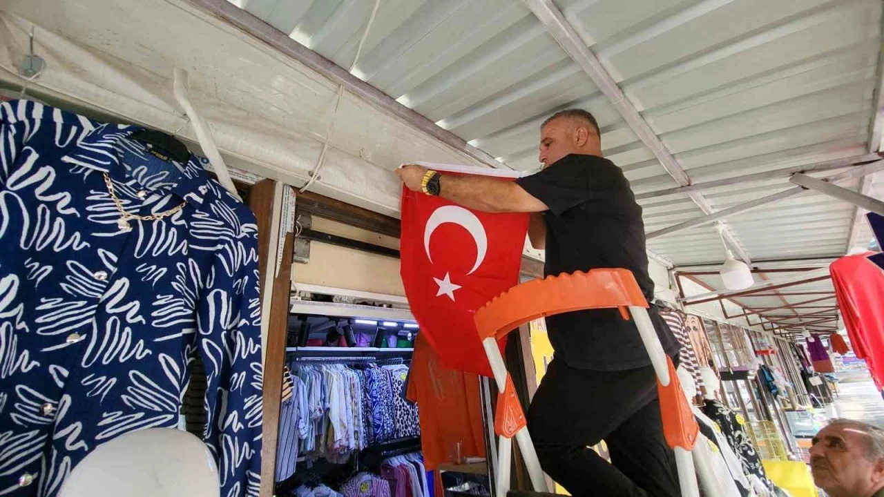 Adıyaman Halkı, Bayraklarla ‘Terörsüz Türkiye’ Çağrısına Yanıt Verdi