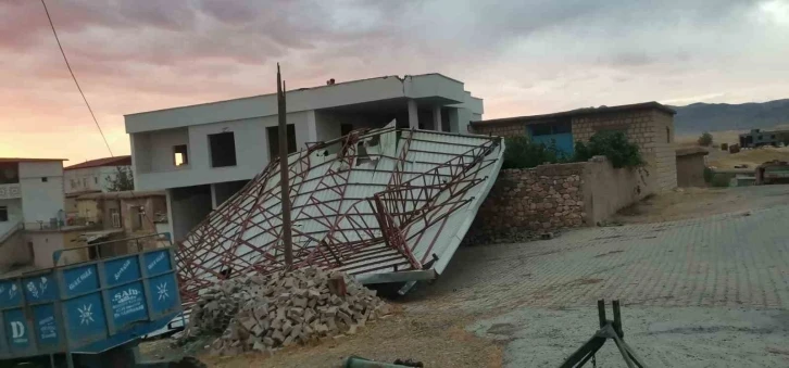 Fırtına Camii Çatısını Uçurdu