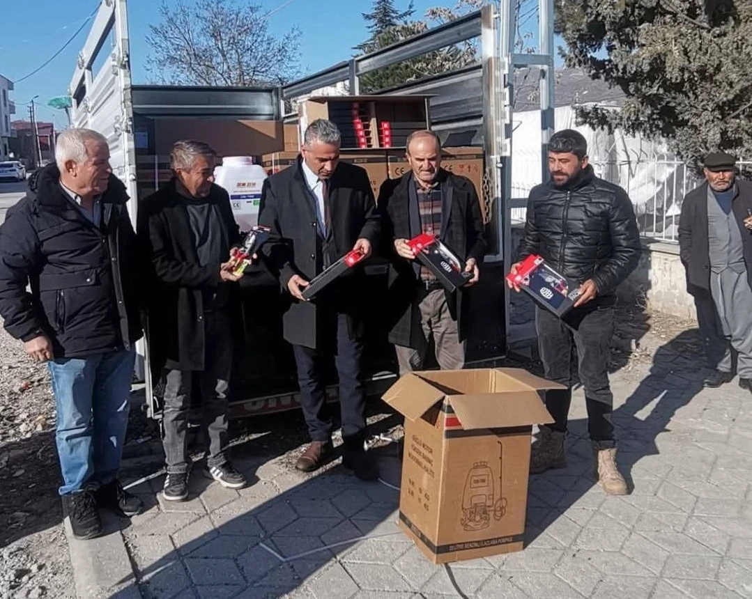 Gölbaşı’nda çiftçilere budama makası ve pülverizatörü dağıtıldı