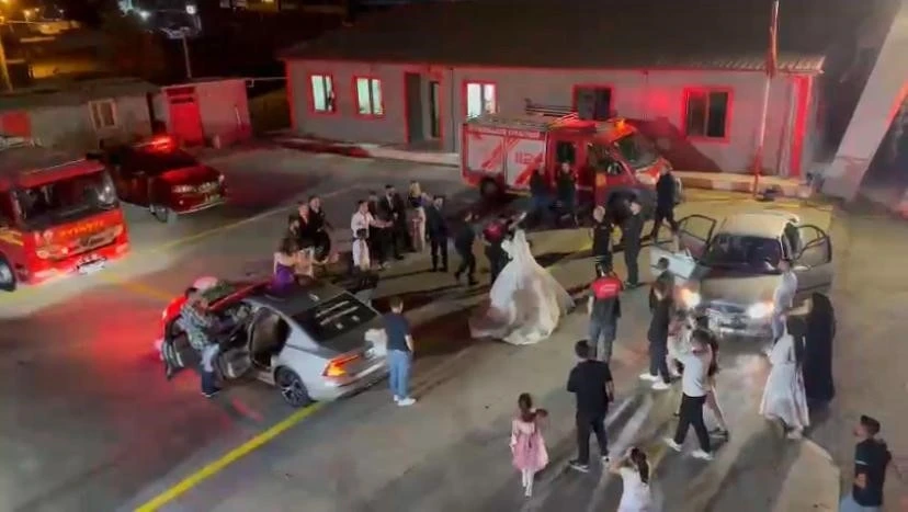Gelin ve Damat İtfaiye Araçları Arasında Doyasıya Eğlendi