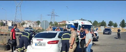 Tır ile Otomobil Çarpıştı