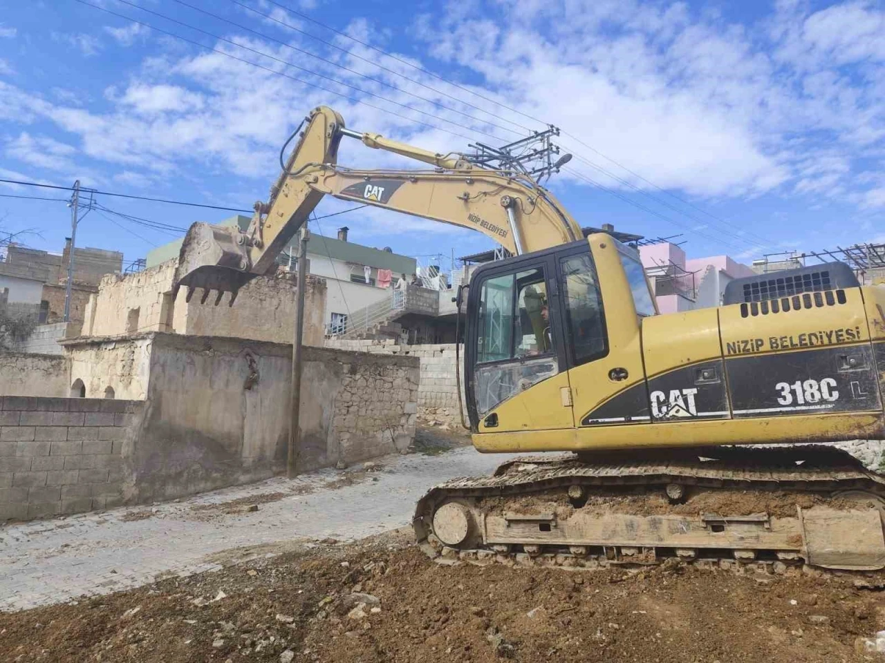 Belediye Tehlike Arz Eden Metruk Binaları Yıkıyor