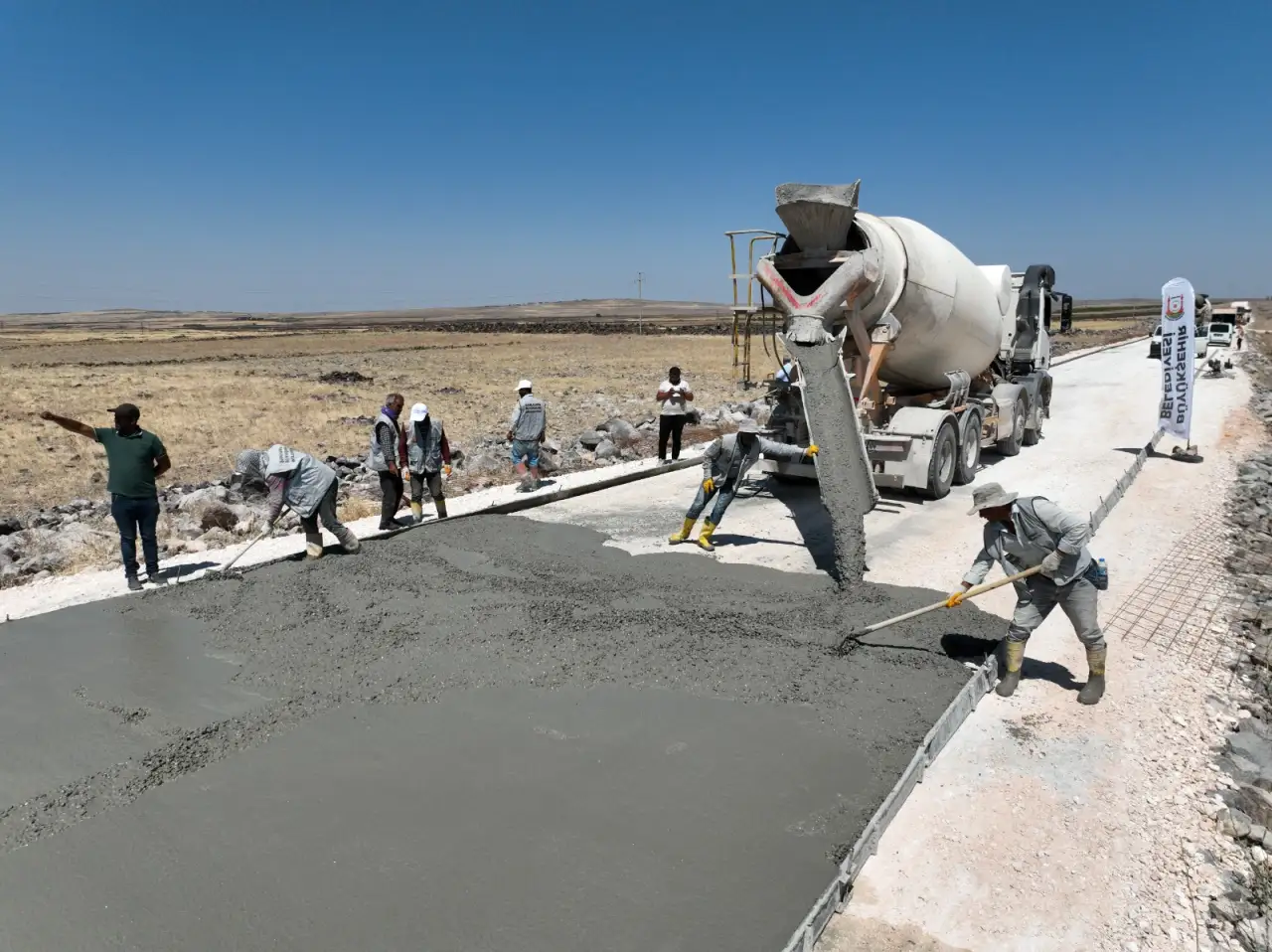 Siverek’te Başlatılan Beton Yol Çalışması