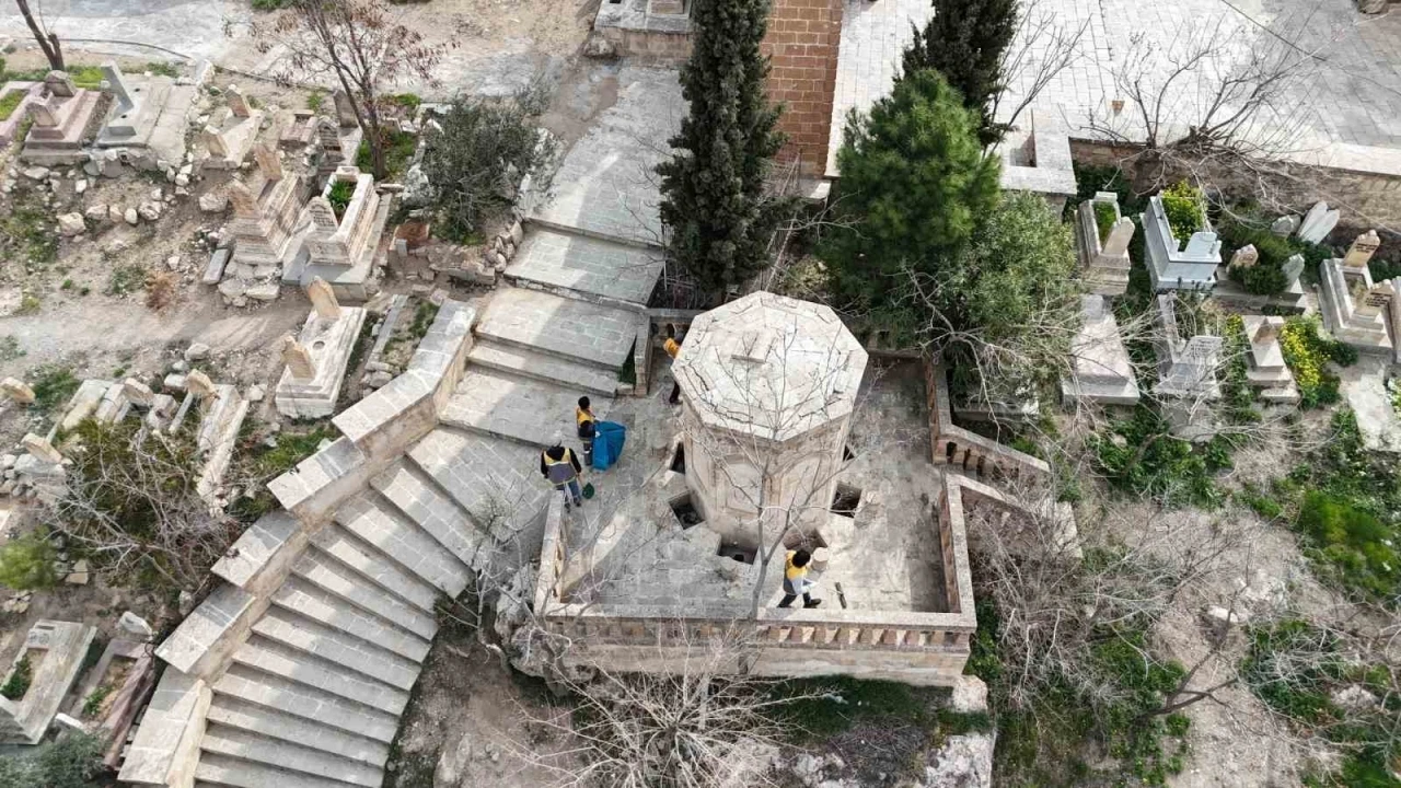 Bayram Öncesi Mezarlıklarda Temizlik Çalışmaları Sürüyor