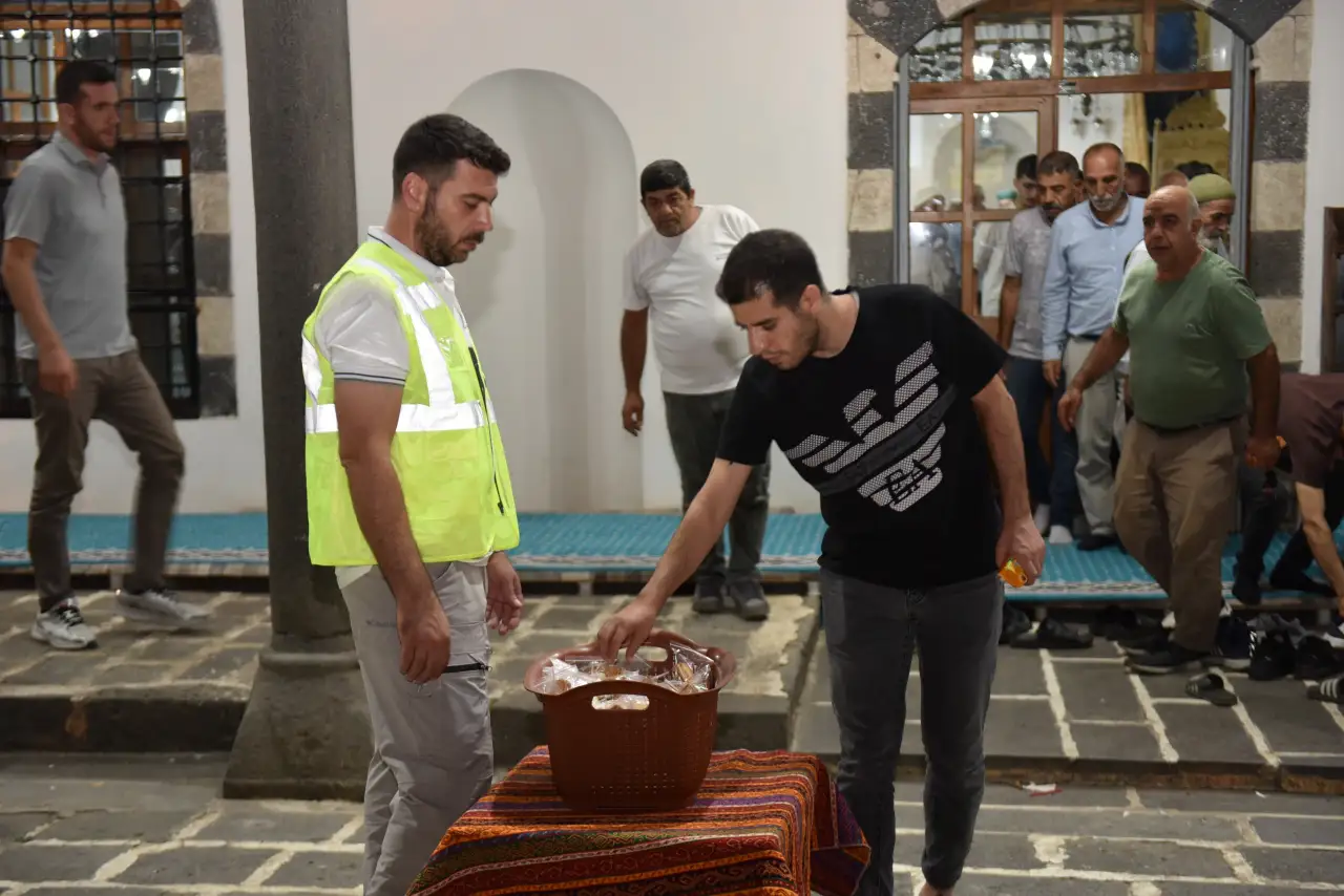 Siverek’te Mevlit Kandili’nde Camilerde Anlamlı İkram
