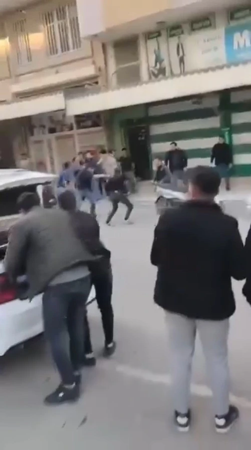 Yol Ortasında Taşlı Sopalı Kavga! 4 Kişi Yaralandı