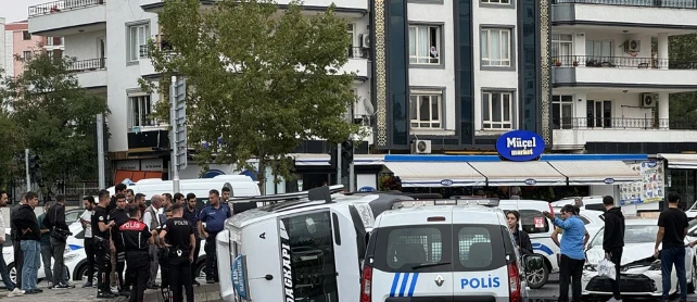 Otomobil ile Yolcu Minibüsü Çarpıştı