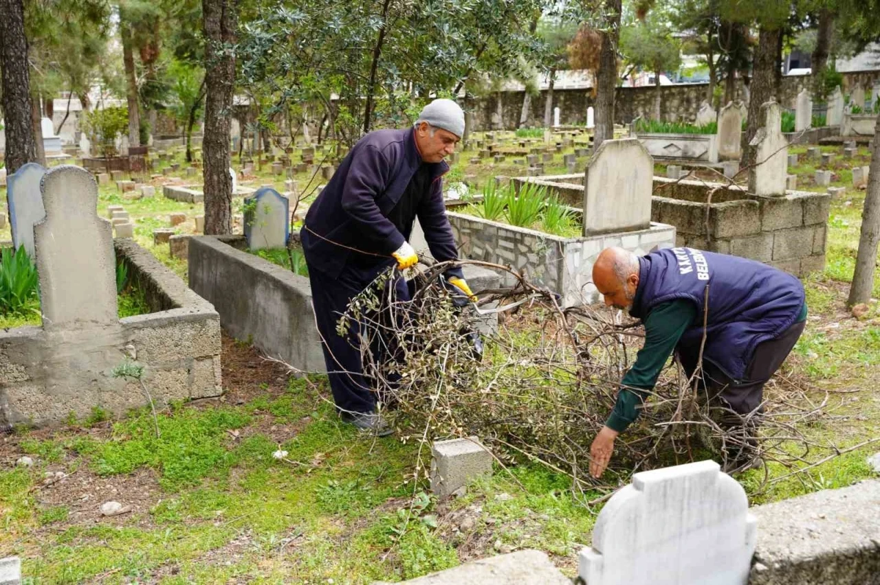 Kadir Gecesi ve Bayram Öncesi Mezarlık Temizliği