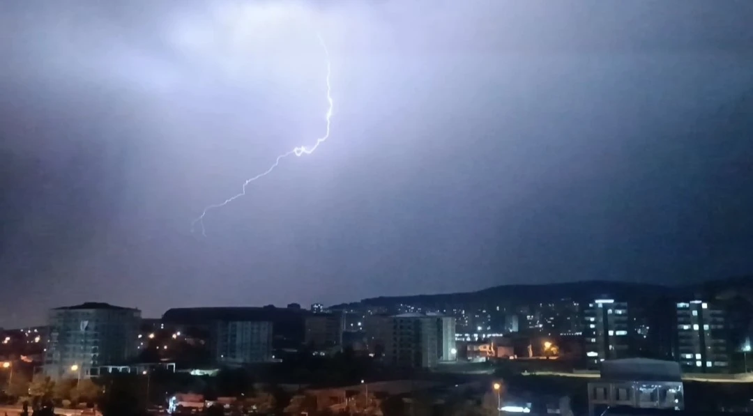 Sağanak ve Dolu Geceyi Gündüze Çevirdi