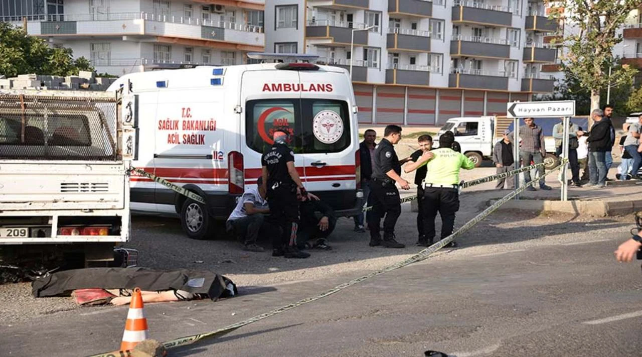 Siverek’te Ölümcül Kaza Sonrası Mahalleli Yolu Taşlarla Kapattı