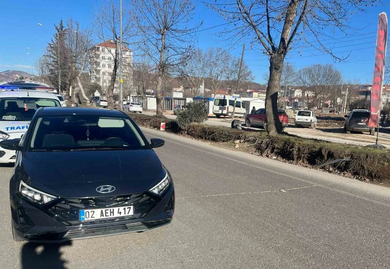 Otomobilin çarptığı yayaya yaralandı