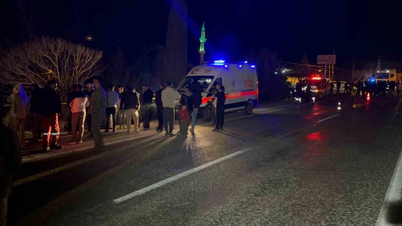 Otomobil Yayaya Çarptı: 1 Ölü, 2 Yaralı