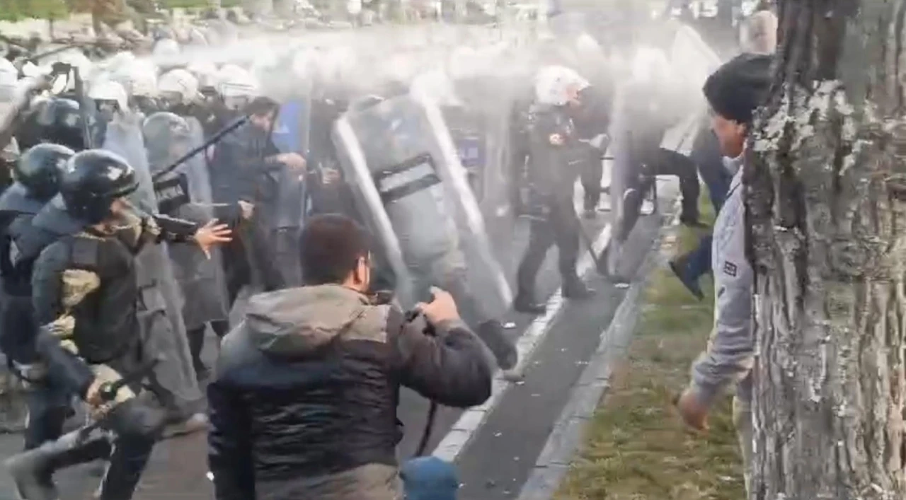 Belediye Binasına Girmeye Çalışan Gruba Polis Müdahale Etti