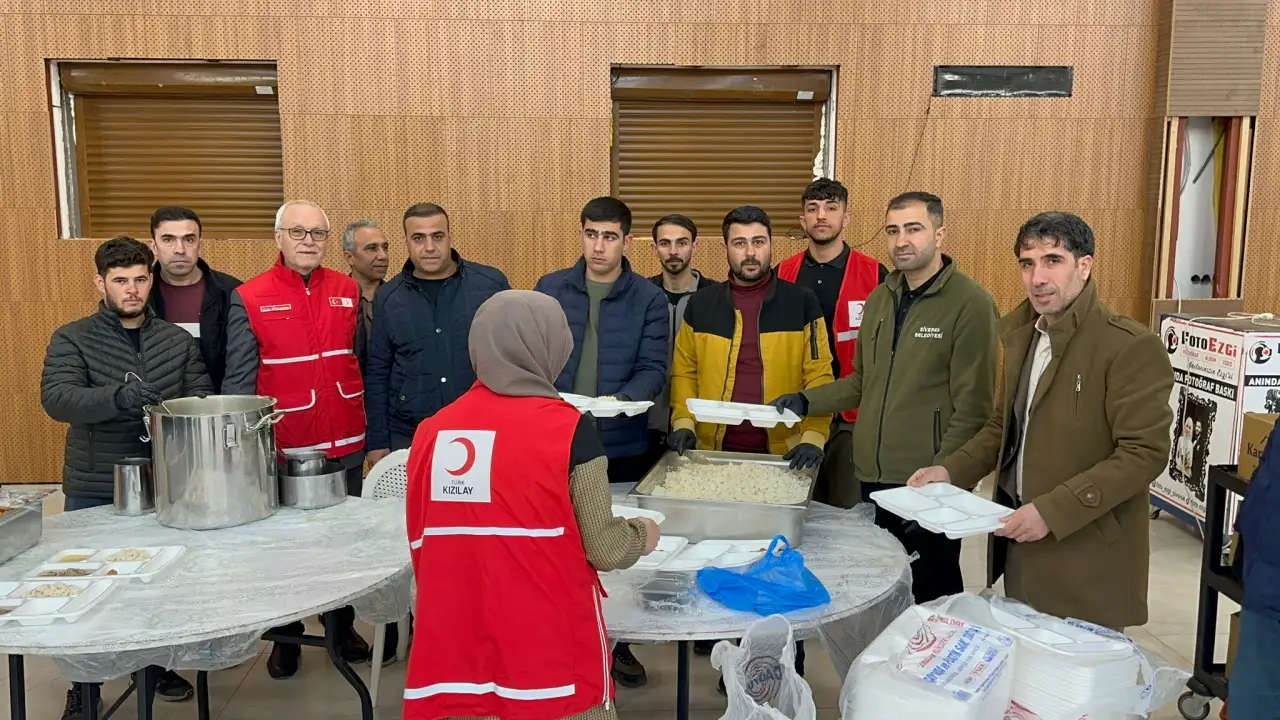 Siverek Kızılay’dan Gönülleri Isıtan İftar: Yetim ve Öksüz Evlatlar Baş Tacı Edildi!