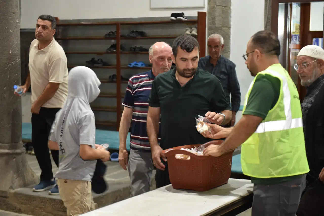 Siverek’te Mevlit Kandili’nde Camilerde Anlamlı İkram