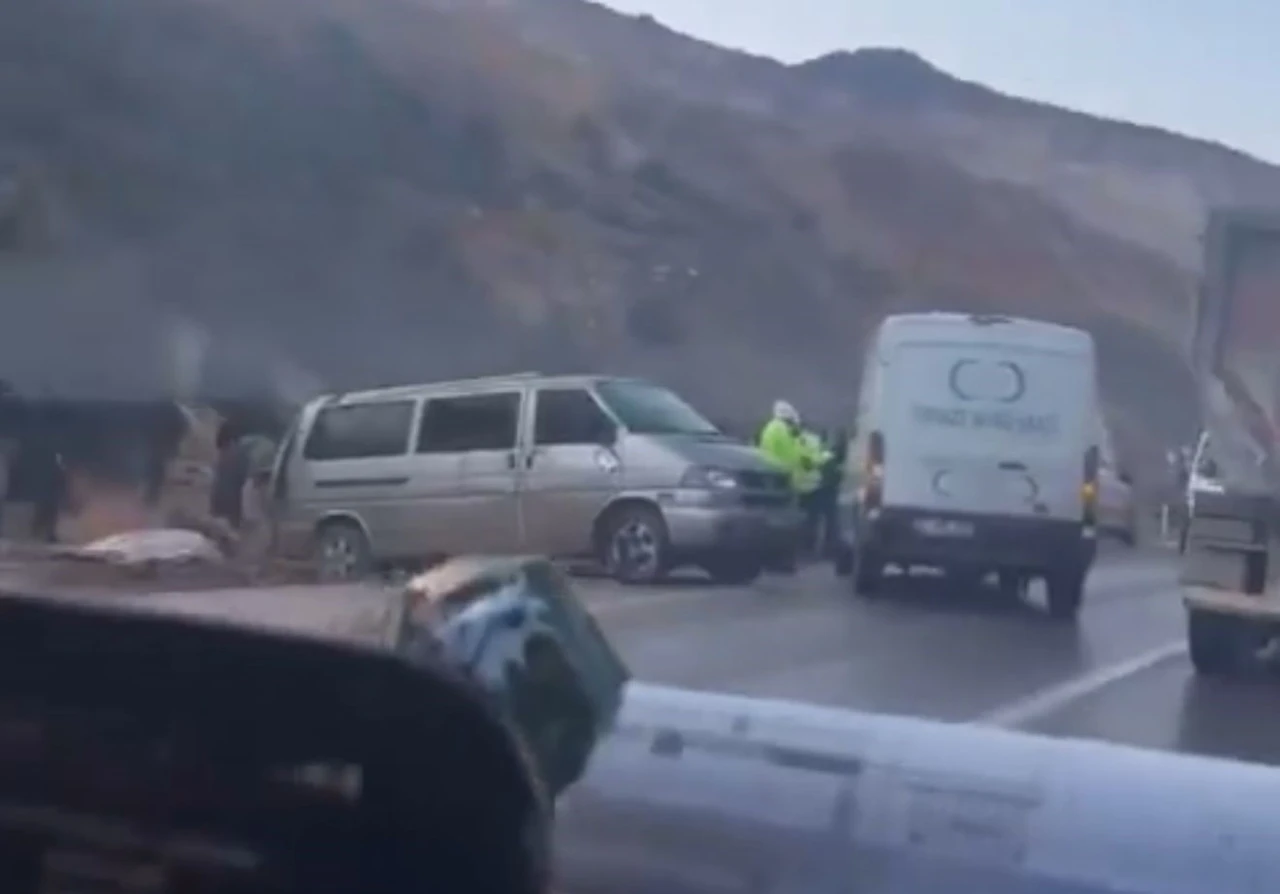 İşçi Servisi ile Tır Çarpıştı 2 Ölü, 7 Yaralı