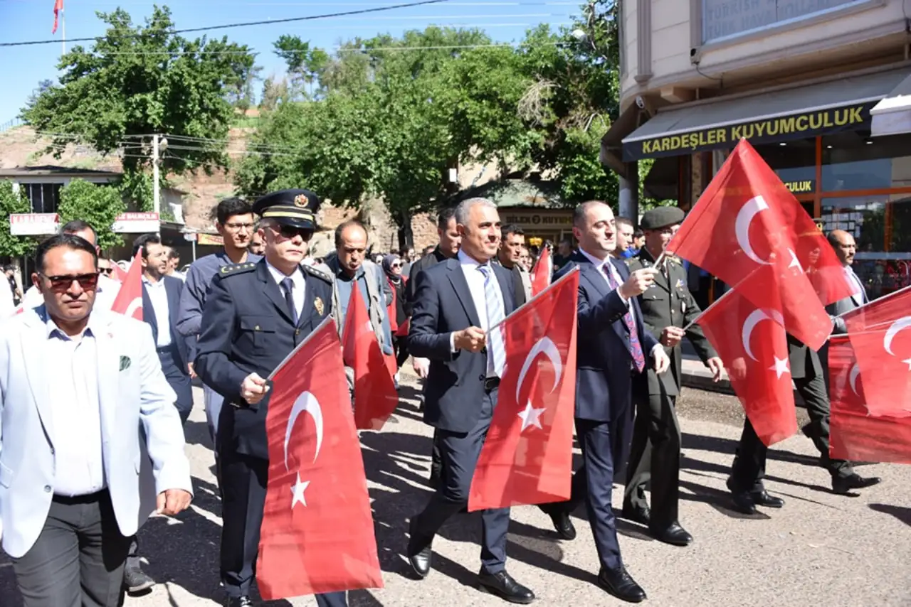 Siverek’te 19 Mayıs Coşkusu: Gençliğe ve Cumhuriyete Minnet Yürüyüşü