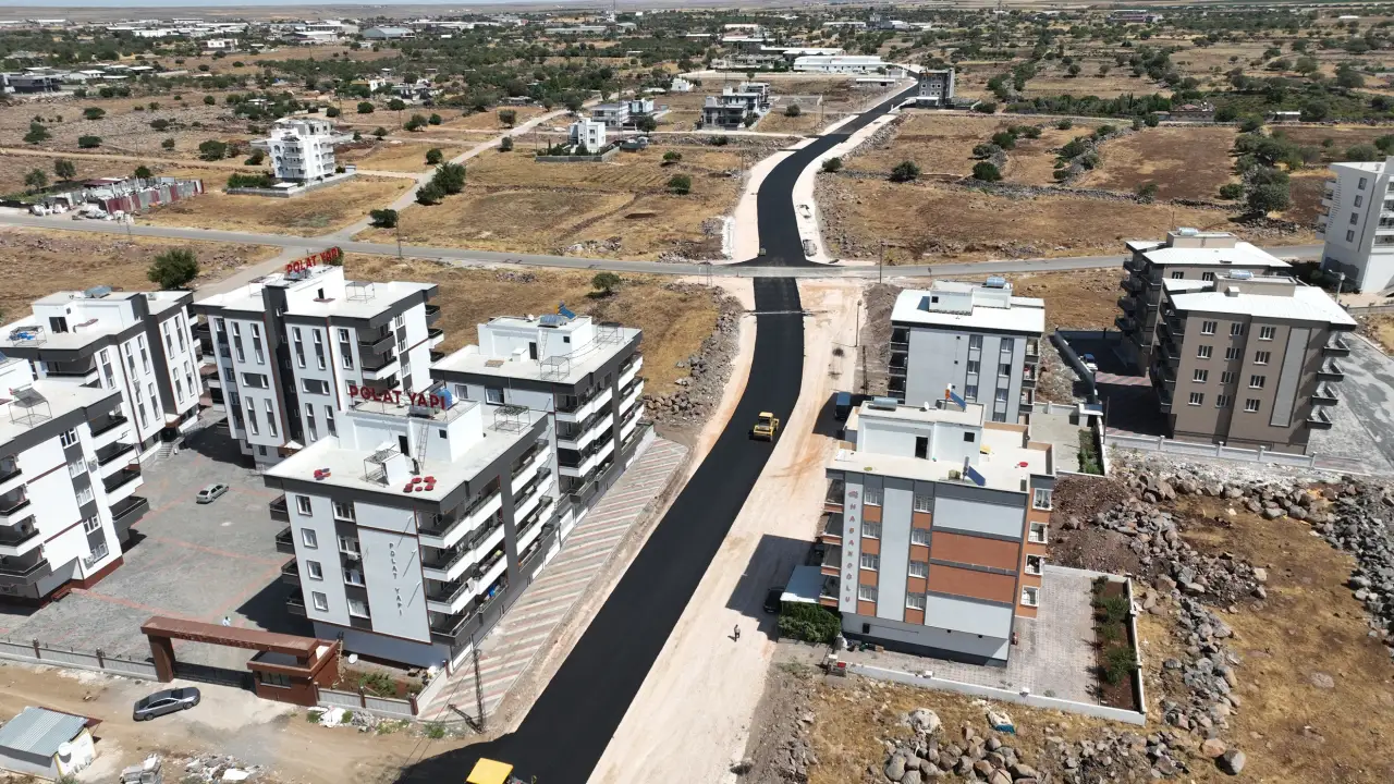 Siverek’te Ramazan Baran Bulvarı Yenilendi: Yol Genişletildi, Sıcak Asfaltla Konfor Artırıldı