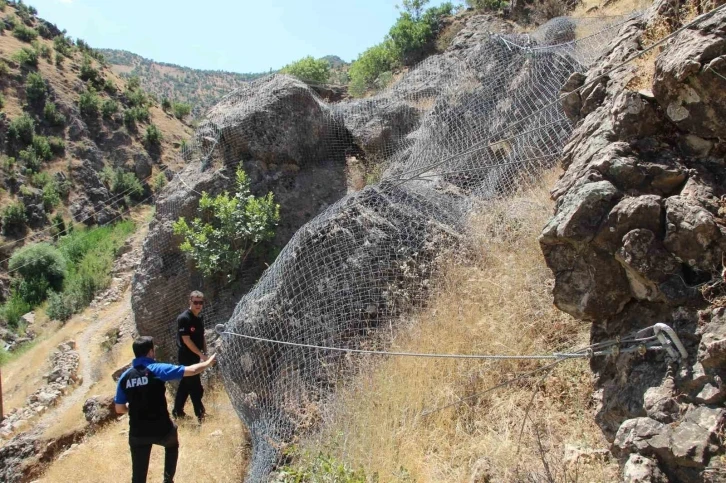 Taşdelen Köyünü Tehdit Eden Dev Kayalar Çelik Halatlarla Bağlandı