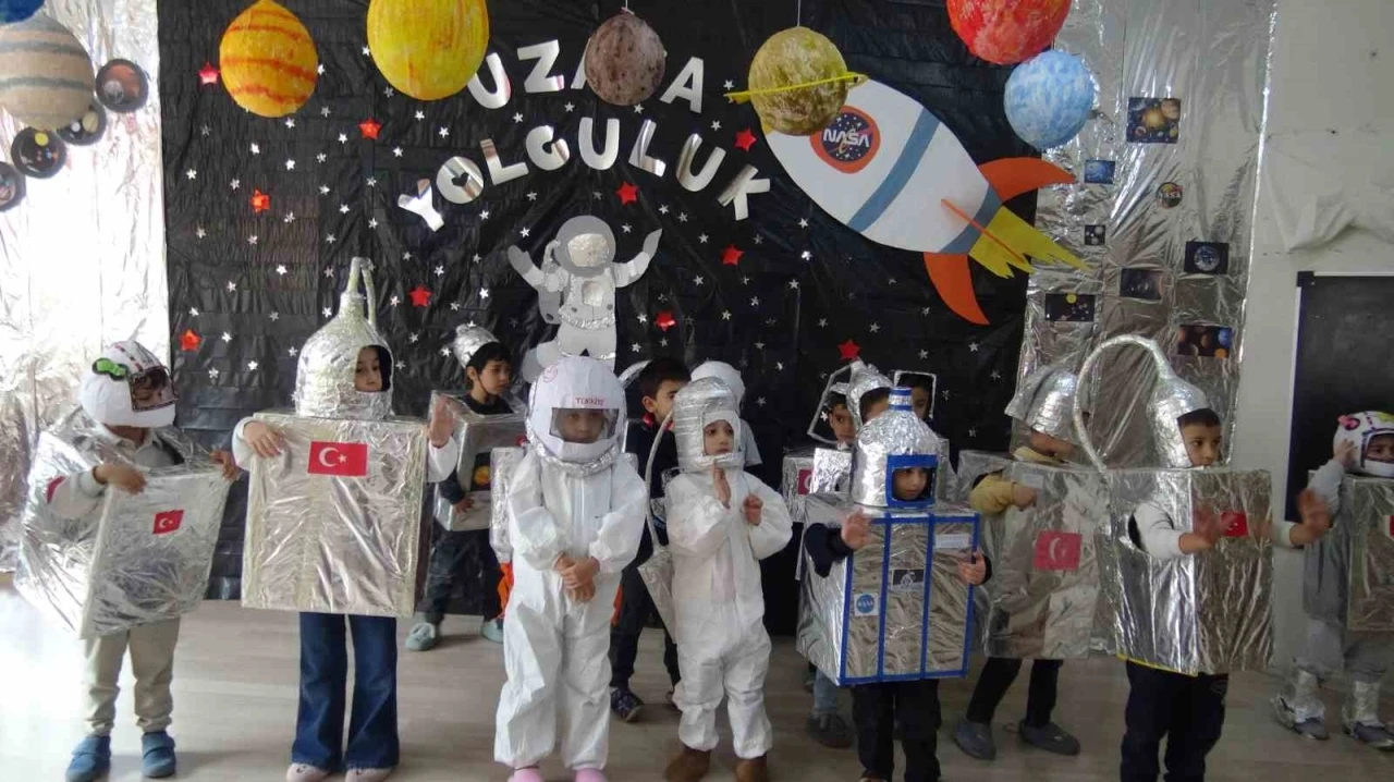Anaokulu Öğrencileri Uzay Çadırında Gezegenleri Öğrenme Fırsatı Buldu