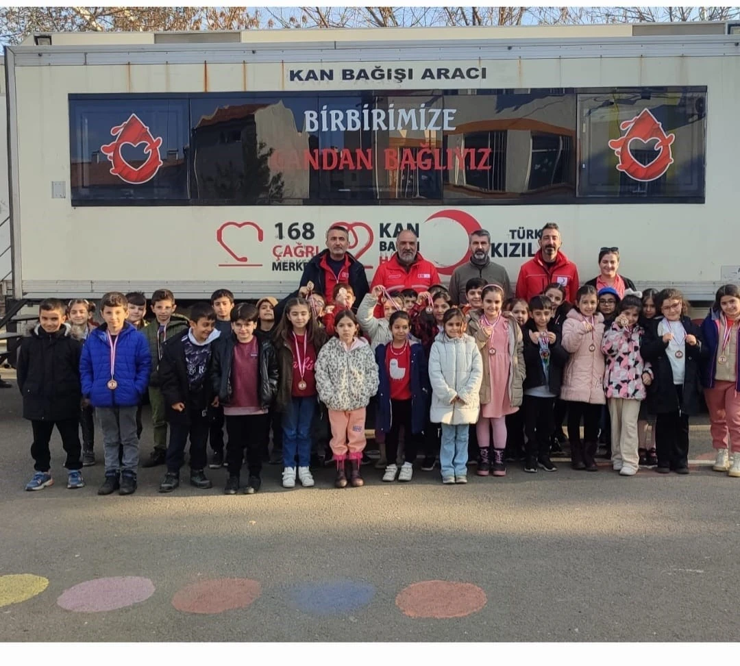 Kan Bağışına Velisini Getiren Öğrencilere "Kahramanlık Madalyası"