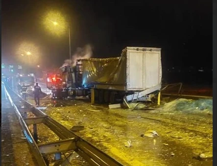 Yanan Tırın Sürücüsü Yaralandı