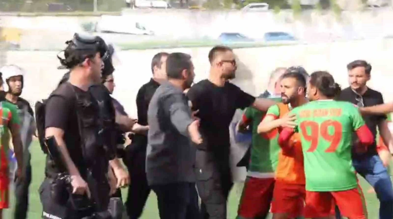 Maç Sonrası Gerginlik: Koruma Polisi Futbolcuya Kafa Attı