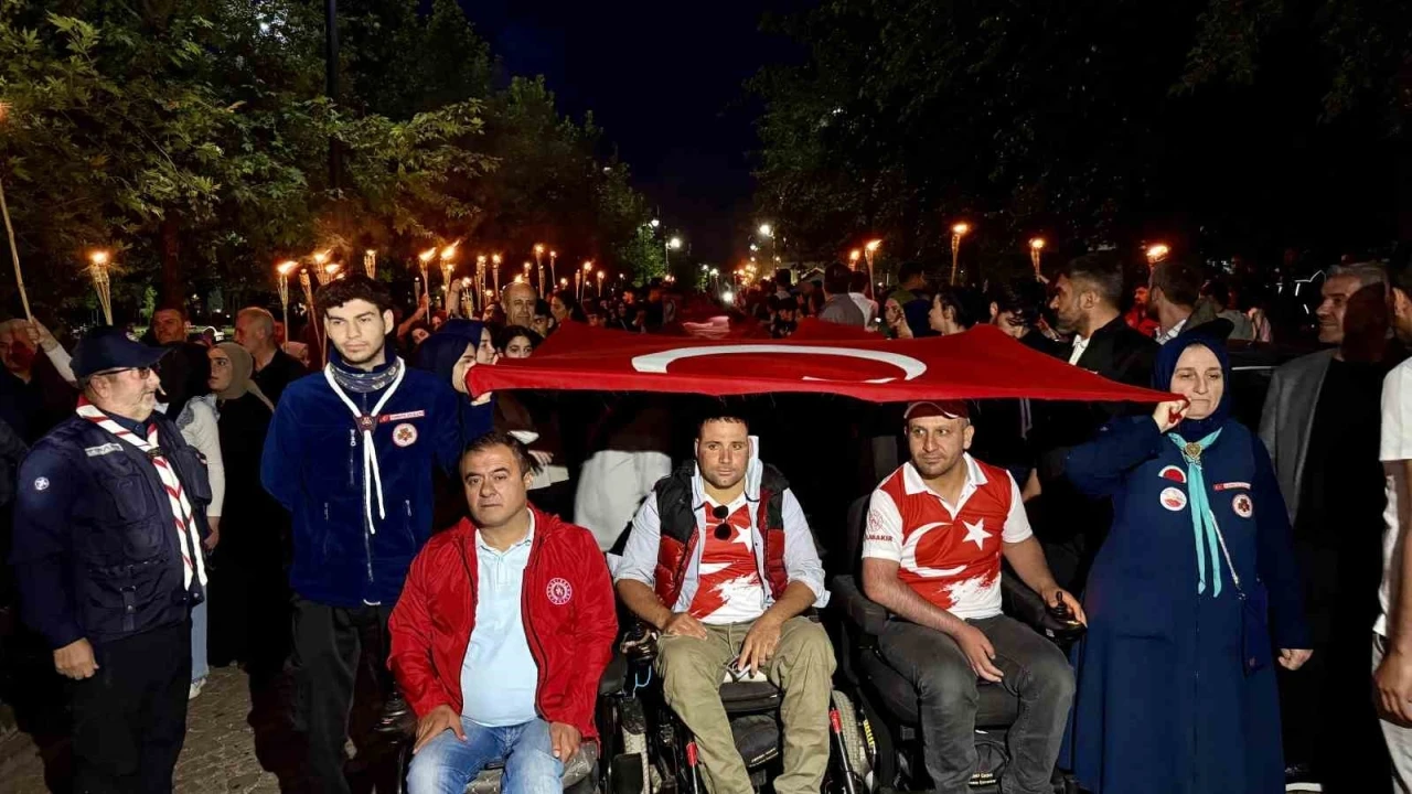 157 Metrelik Türk Bayrağıyla Coşkulu "Fener Alayı" Yürüyüşü