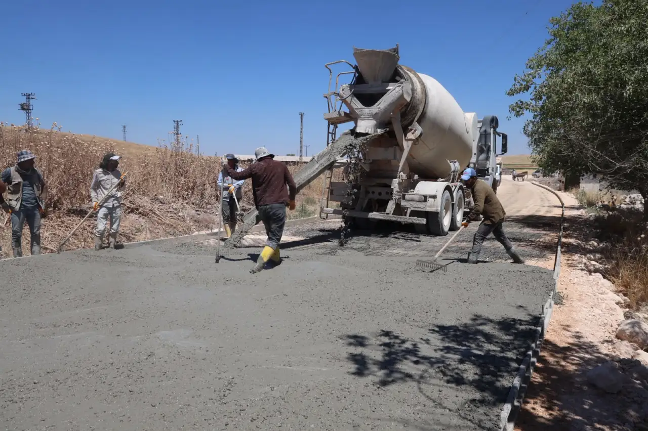 Şanlıurfa’da Kırsal Ulaşımı Güçlendiren Beton Yol Projesinde Sona Yaklaşılıyor