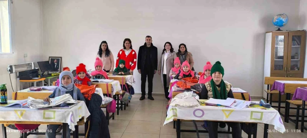 Çocuklara atkı ve bere dağıtıldı