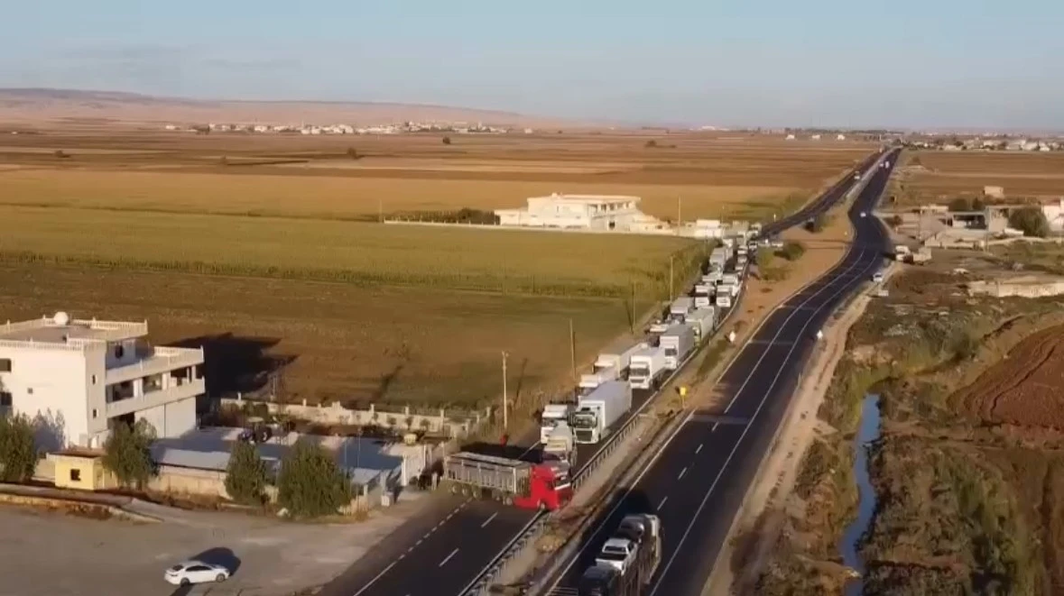 Kontrolden Çıkan Tır Bariyerlere Çarptı