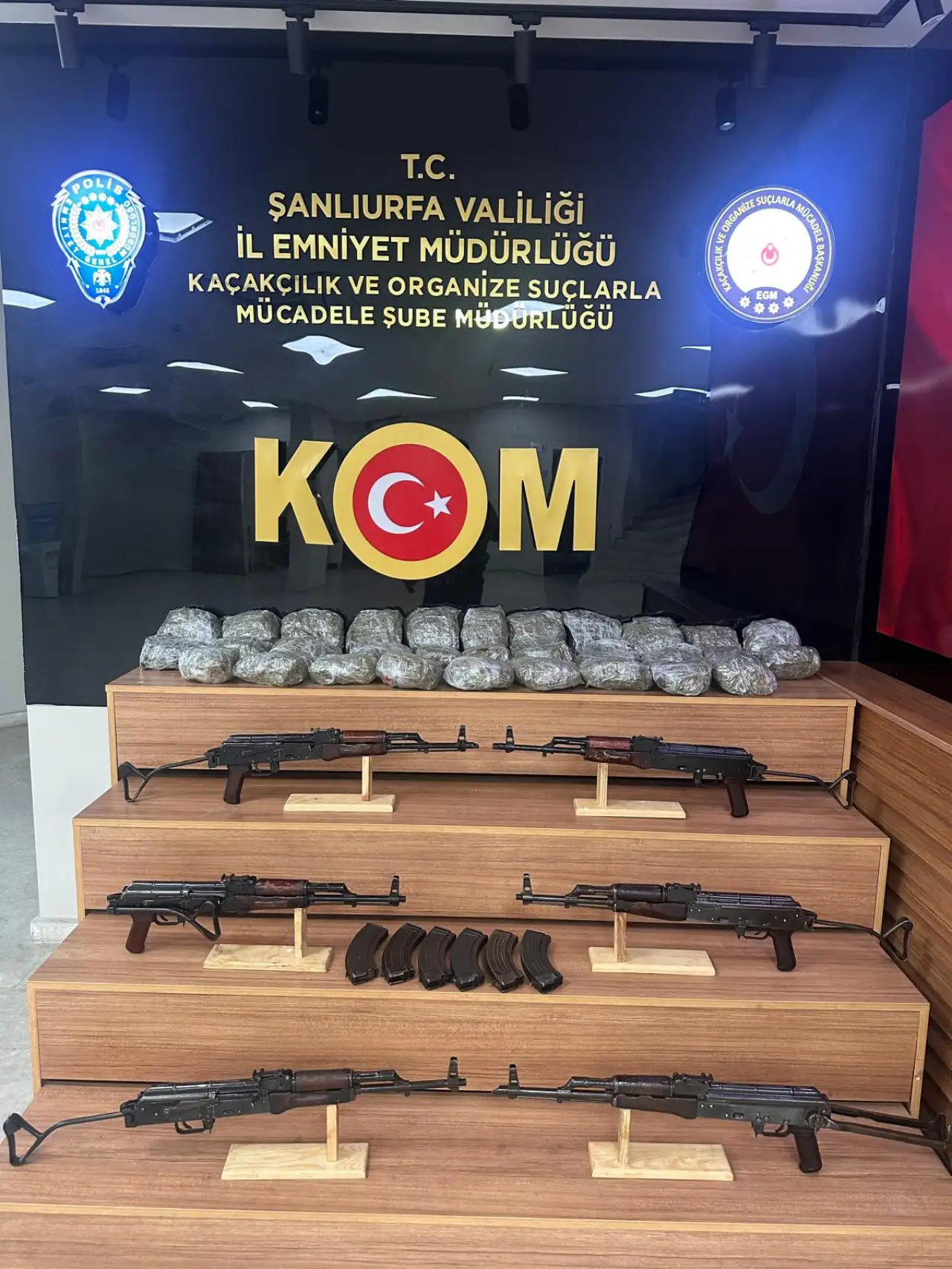 Cephanelik Gibi Evden Kalaşnikoflar ve Kilolarca Uyuşturucu Çıktı