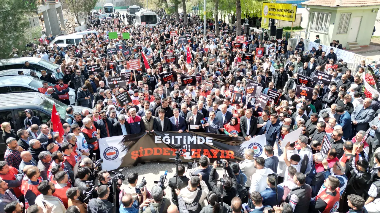 Siverek’te Şiddete Karşı Devasa Yürüyüş: Ali Yalçın ve Eğitim Camiası Adalet İçin Yürüdü!