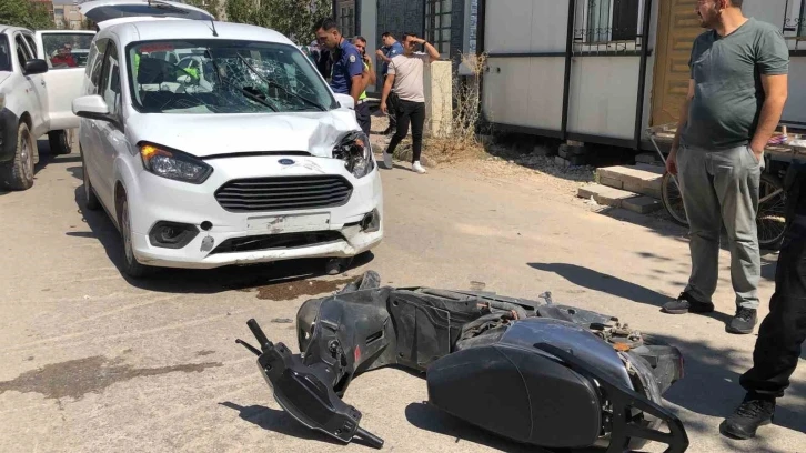 Hafif Ticari Araç ile Motosiklet Çarpıştı