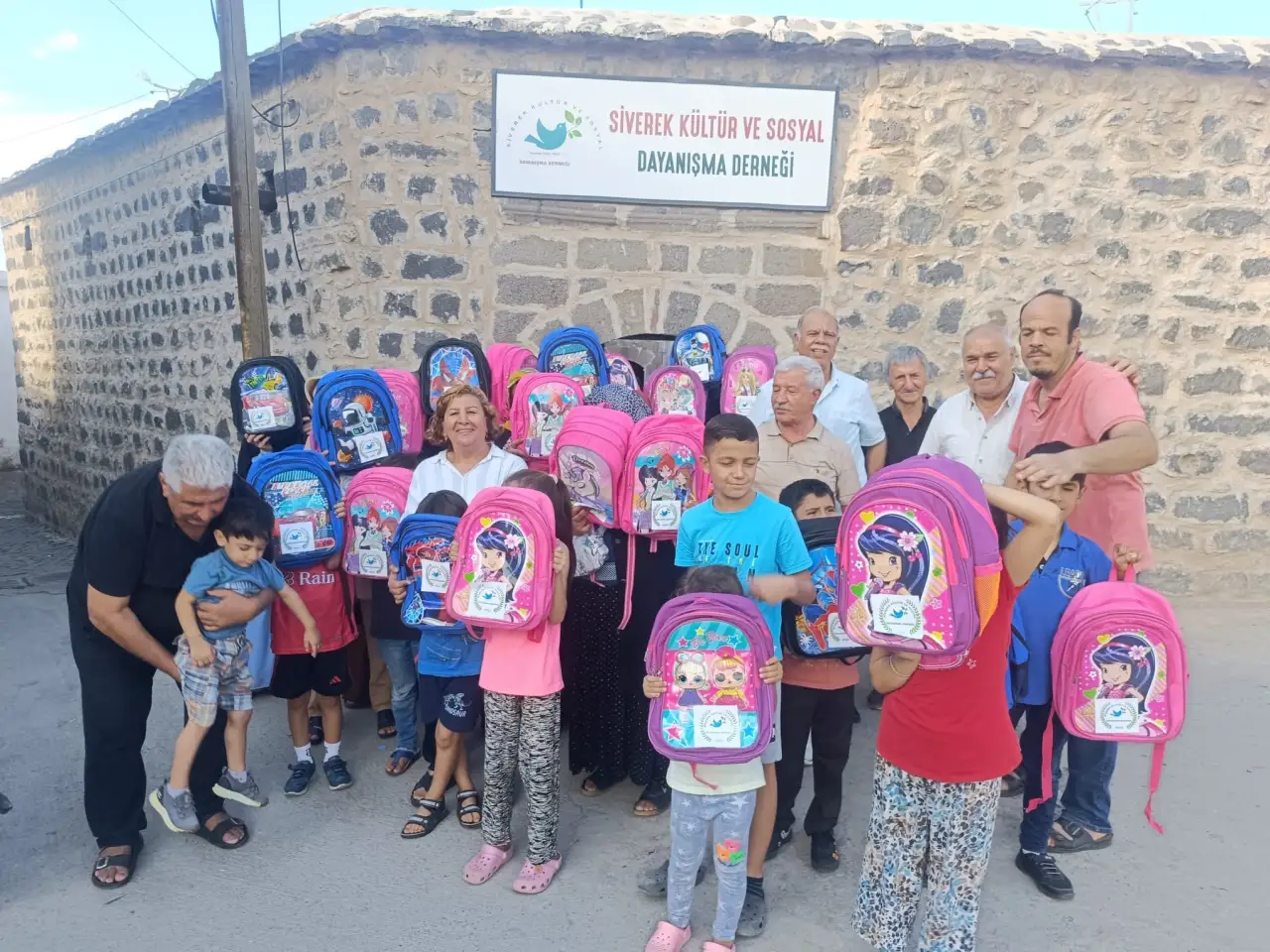 Siverek Kültür ve Sosyal Dayanışma Derneği'nden İkinci Etap Kırtasiye Yardımı