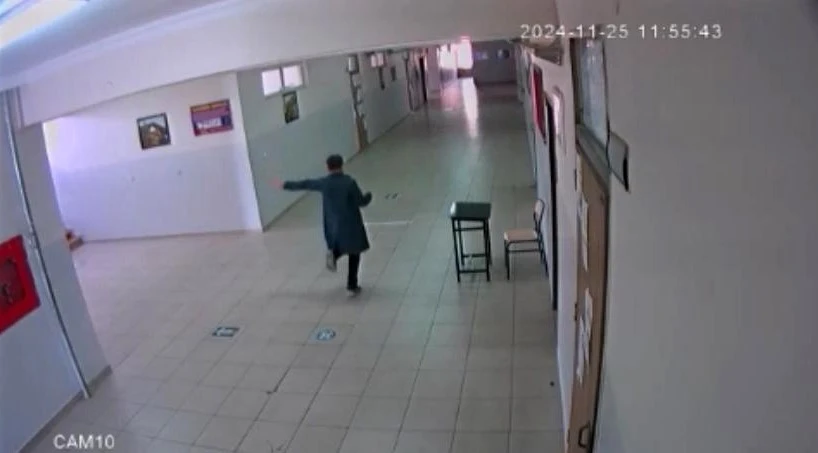 Nöbetçi Öğrenci, Can Sıkıntısını Halayla Atlattı O Anlar Kameraya Yansıdı