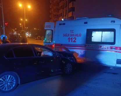 Ambulans ve Otomobil Çarpıştı