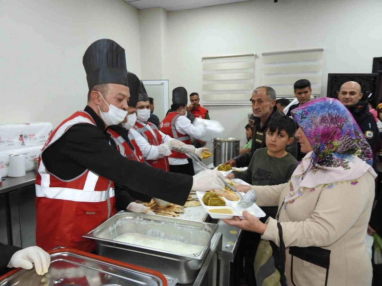 Vakıflar'dan Deprem Bölgesine Ramazan Bereketi: Günde 3 Bin Kişiye İftar Sofrası