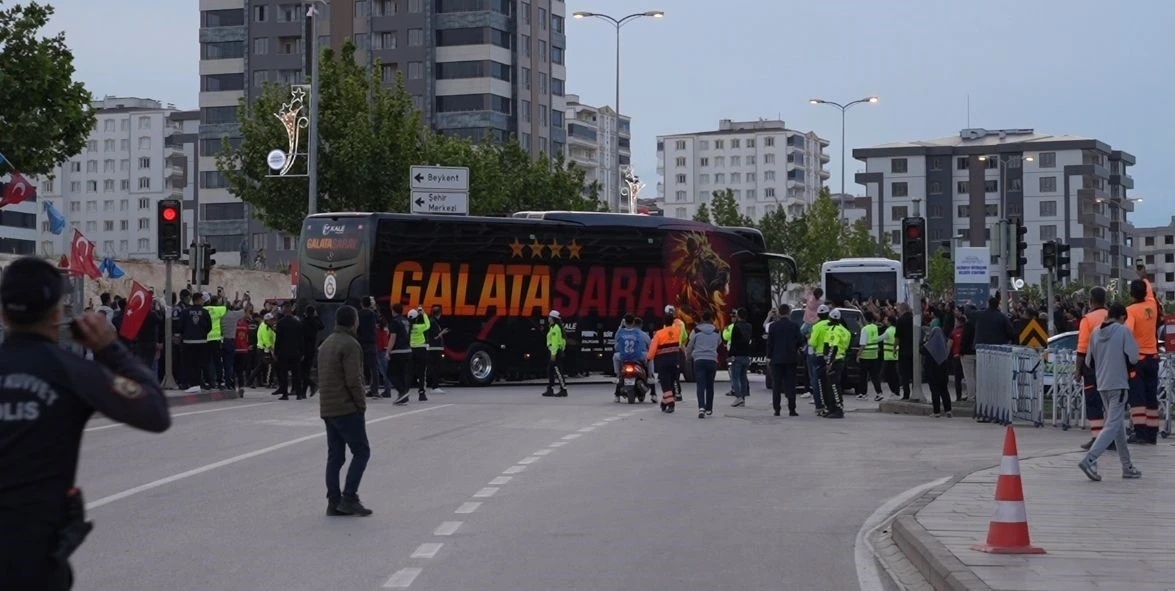 Galatasaray ve Trabzonspor Kafileleri, Ziraat Türkiye Kupası Finali Öncesi Buluşması