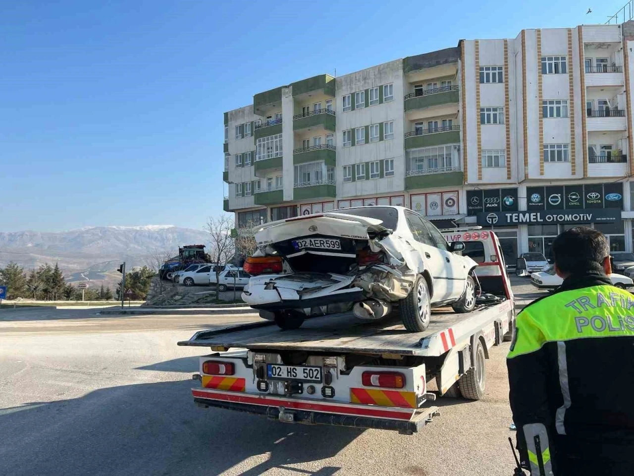 Korkutan Kaza: İki Otomobil Çarpıştı, 2 Yaralı
