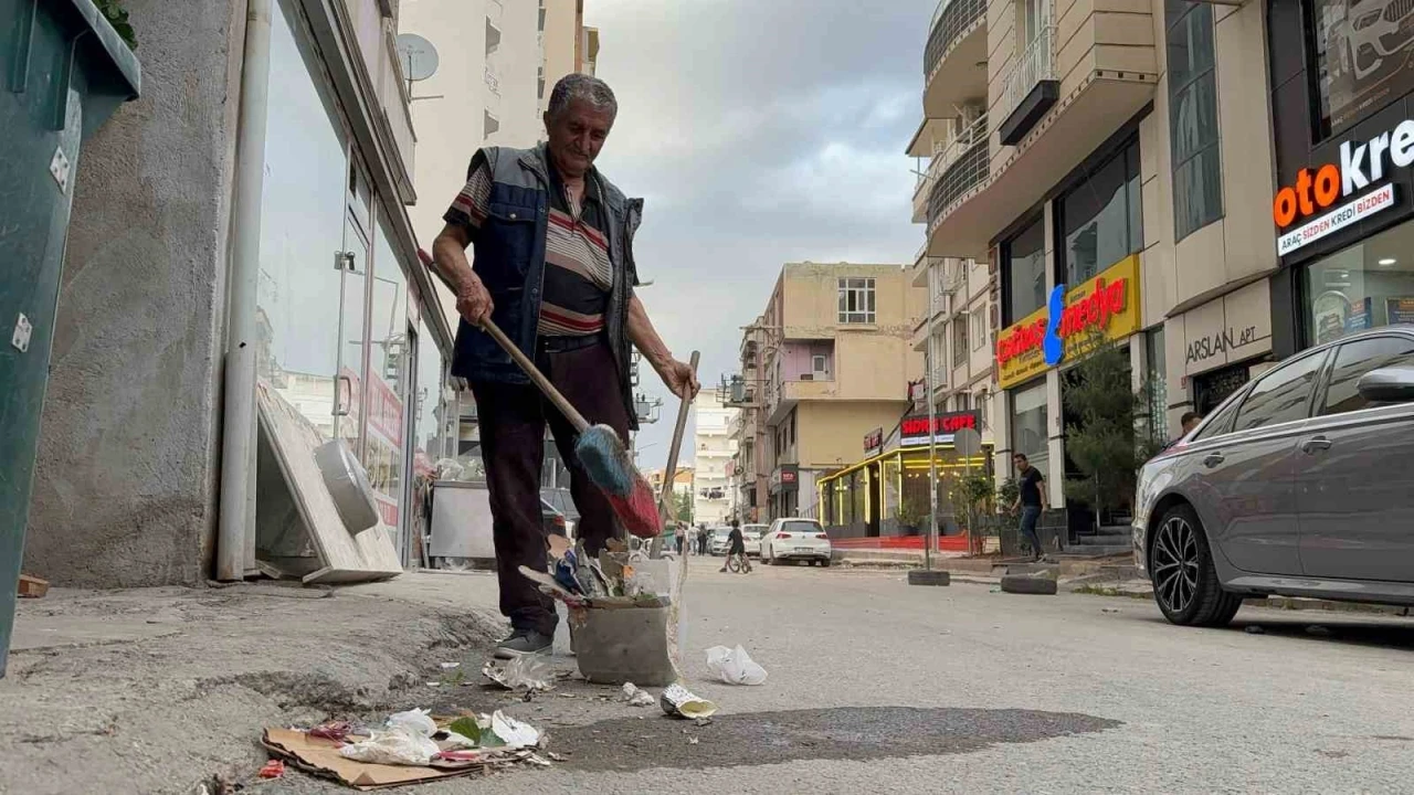 Temizlik Krizi: Belediyeyi Beklemeden Süpürgeyi Kendi Eline Aldı