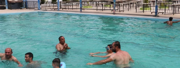 Vatandaşlar Serinlemek İçin Havuzlara Akın Etti