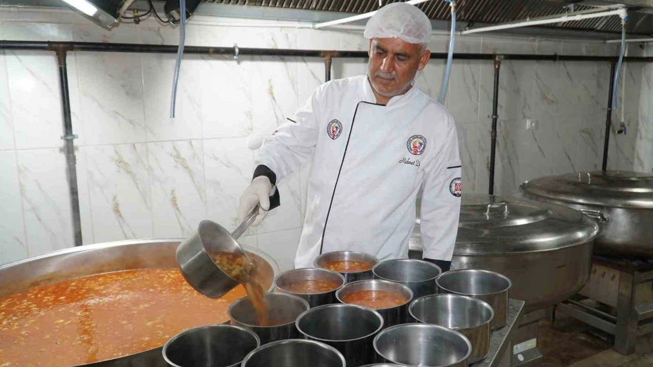 Binlerce Kişiye İftar Yemeği Ulaştırılıyor